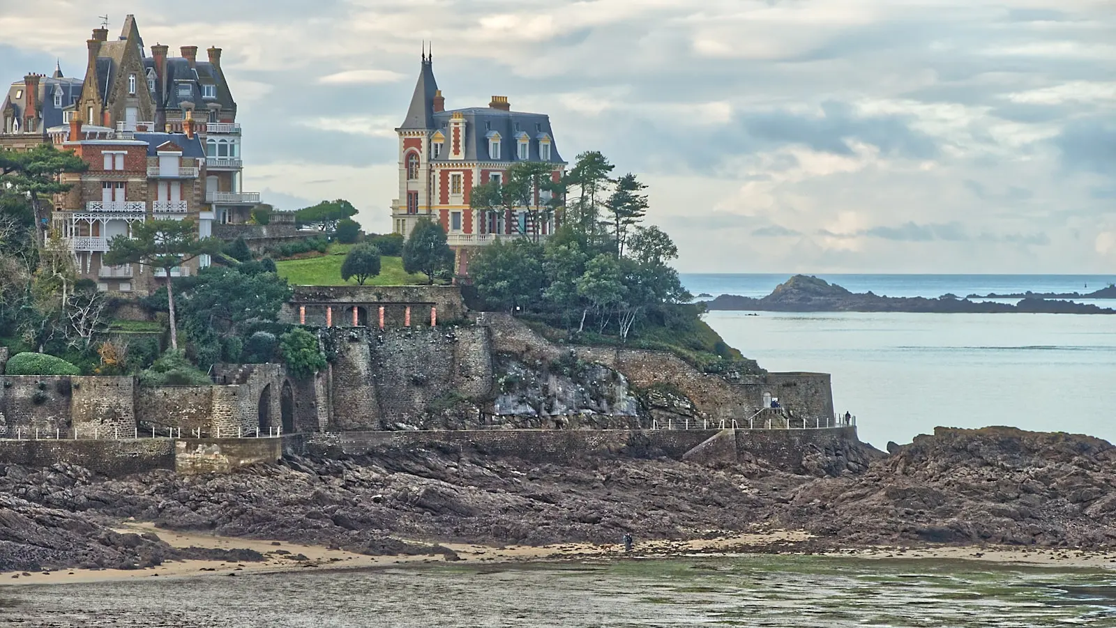 Conciergerie Airbnb Dinard — Pointe de la Malouine La villa des Roches Brunes, sur la Pointe de la Malouine à Dinard