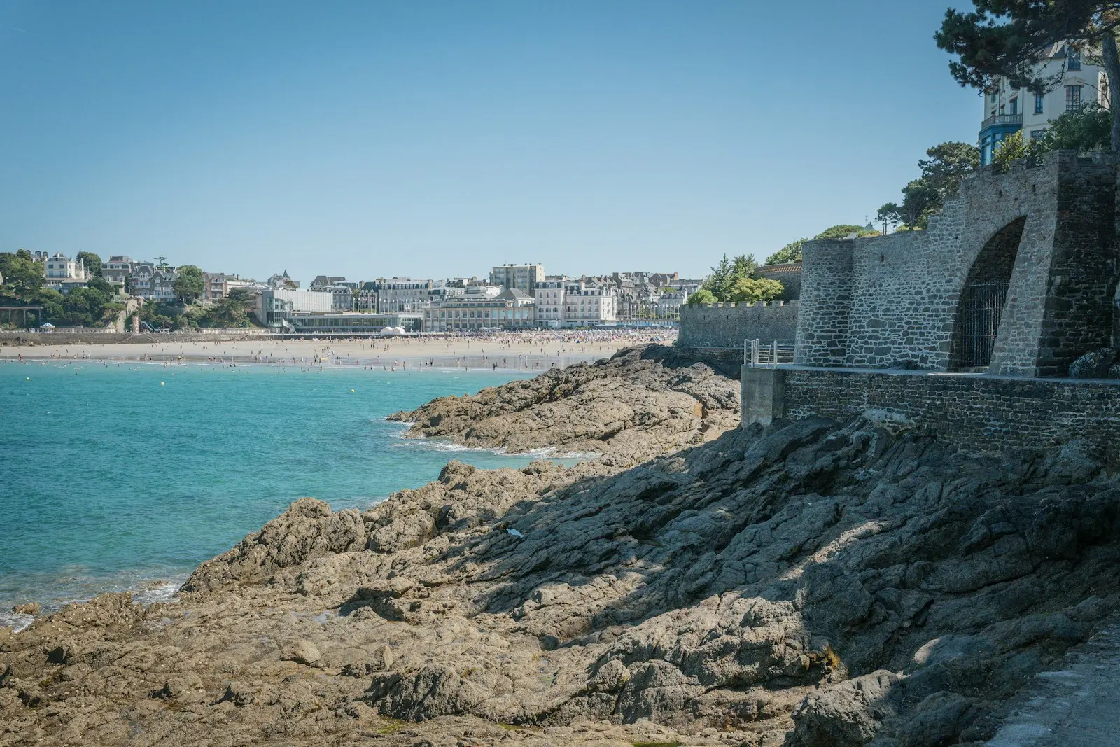 Conciergerie Airbnb Dinard — plage de l'Écluse La plage de l'Écluse vue depuis la falaise, à Dinard